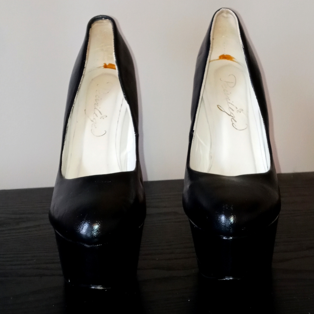 Privileged cross heel platform pumps
